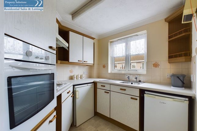 42 Hillcroft Court, Chaldon Road, Caterham photo 3