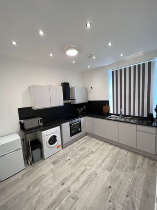 Flat to rent in Mumbles Road, Swansea