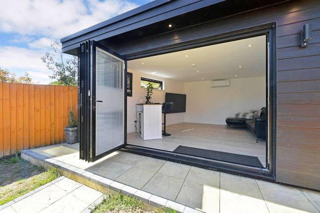 18 Bramley Vale, Cranleigh photo 3