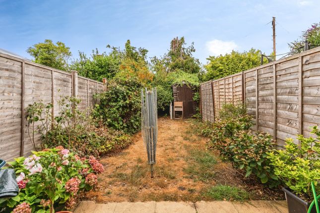 37, Vokes Close, Hampshire photo 3