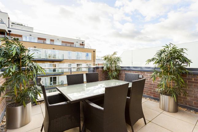 Town house to rent in Bromyard Avenue, London