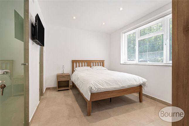 Room 1, 11, Loncin Mead Avenue, Addlestone photo 3