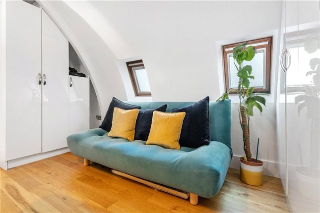 Flat for sale in Corben Mews, London
