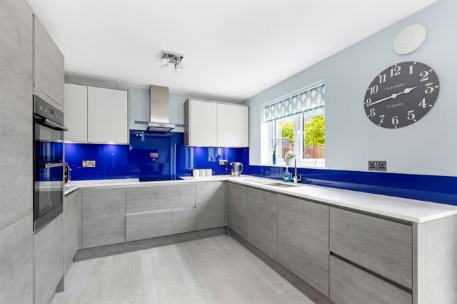 4, Corby Craig Crescent, Bilston, Edinburgh photo 4