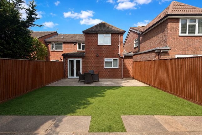 26, Pearl Gardens, Slough photo 2