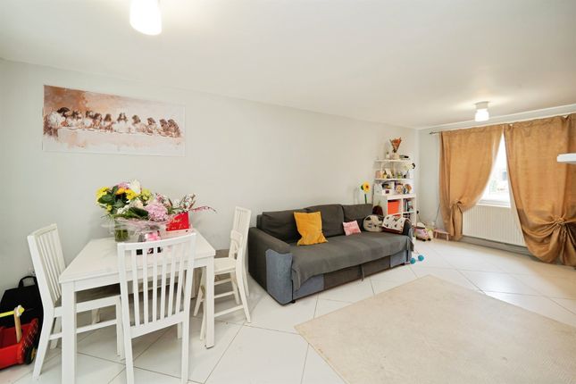 66, Barnard Crescent, Aylesbury photo 3