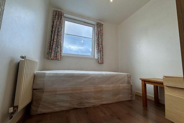 Flat 59, 10 Cameron Crescent, Edgware photo 3