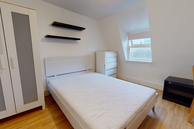 Terraced house to rent in Senrab Street, London