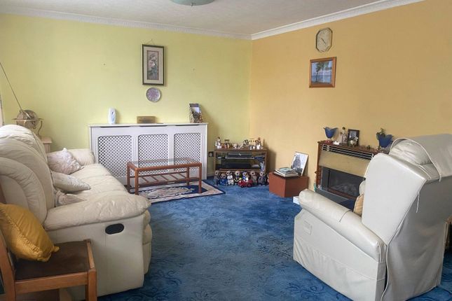 3, Farm Close, Chertsey photo 4