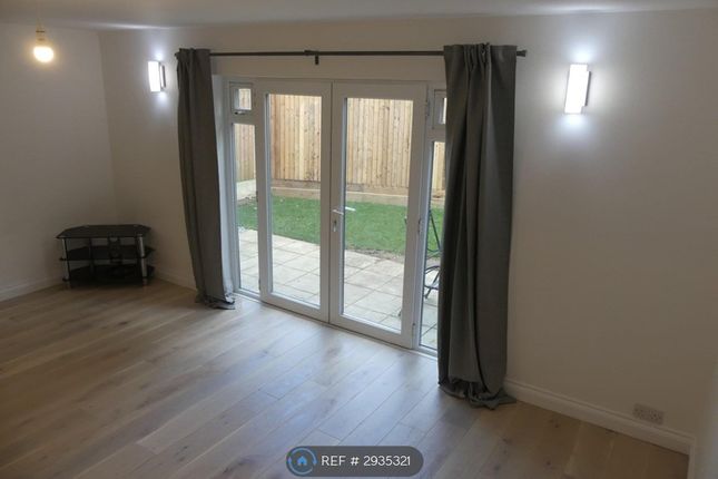 A Chineham Court, Basingstoke Road, Reading photo 4