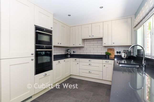 3, Clifton Close, Horley photo 4