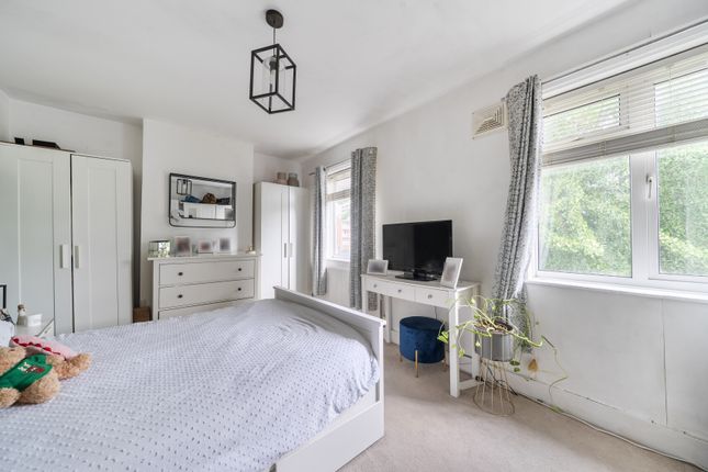 156, Phipps Bridge Road, London photo 4