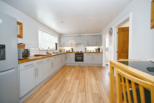 10, Weetshaw Close, Barnsley photo 4