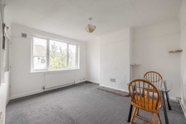 Montrose Avenue, Slough photo 4