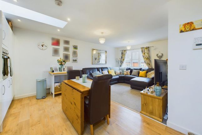 22, Newton Avenue, Aylesbury photo 3