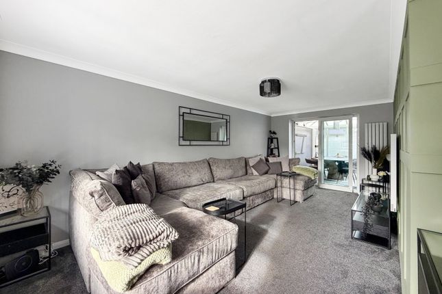 32, Plaistow Close, Stanford-le-hope photo 2