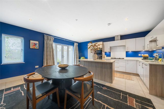 12, Pavilion Place, East Molesey photo 2