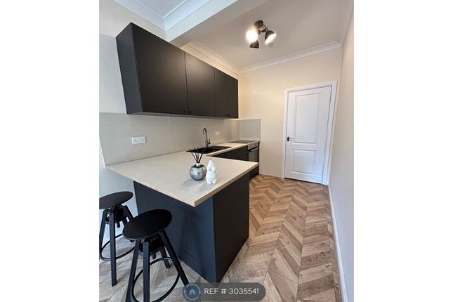 Flat, Main Street, Uddingston photo 2