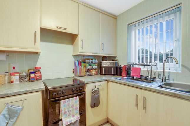 8 Hardwick Close, Alfreton photo 3