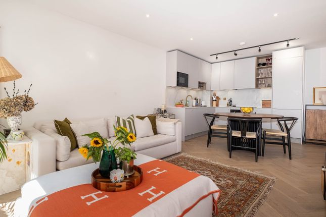 Flat 4, 19, Ravensbury Terrace, London photo 4