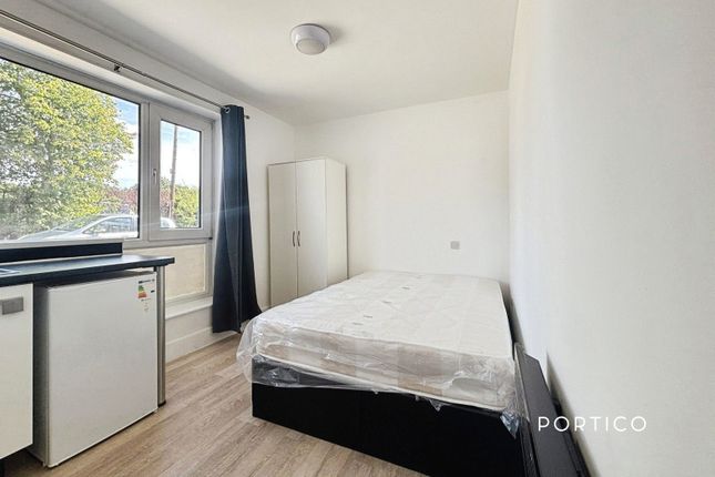 Room 1, 16, Latchford Place, Chigwell photo 2
