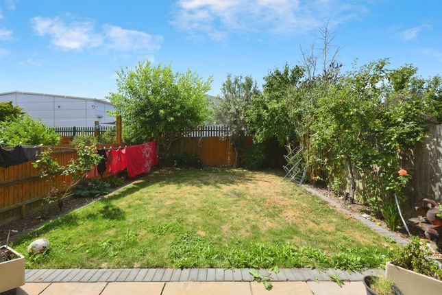 2, Robinia Road, Broxbourne photo 3