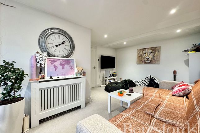 16a, Briscoe Road, Rainham photo 2