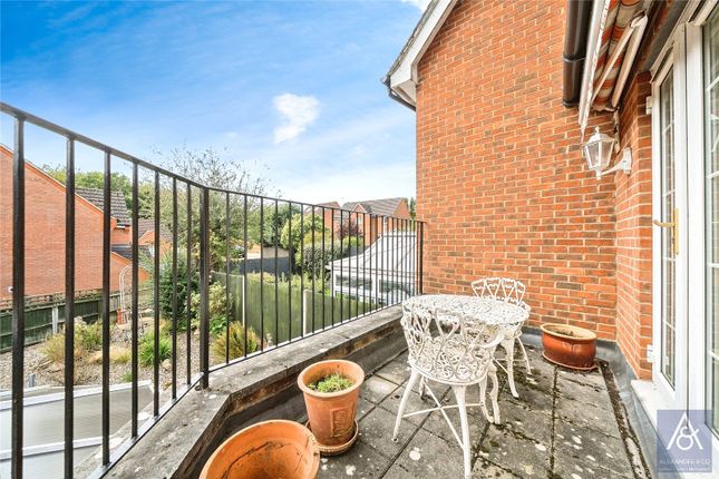 64, Aris Way, Buckinghamshire photo 2
