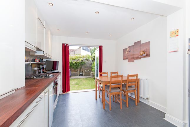 Flat to rent in Penwith Road, Earlsfield