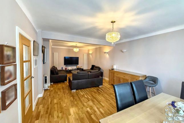 Burns Way, HOUNSLOW photo 2