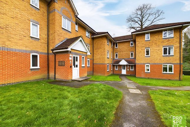 Thumbnail Flat to rent in Masefield Gardens, Crowthorne, Berkshire