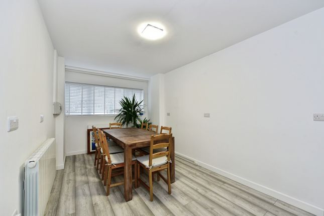 32, St. Matthews Close, South Yorkshire photo 3