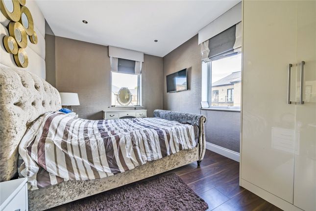 Maisonette for sale in Huguenot Drive, Palmers Green, London
