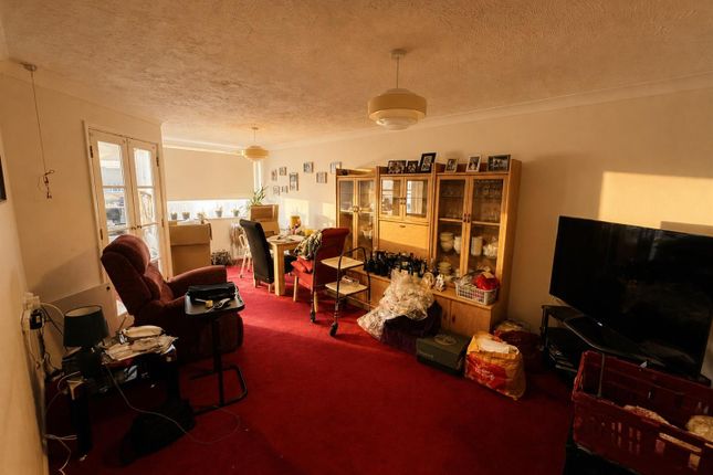 Flat 49, Felbridge Court, High Street, Feltham photo 2