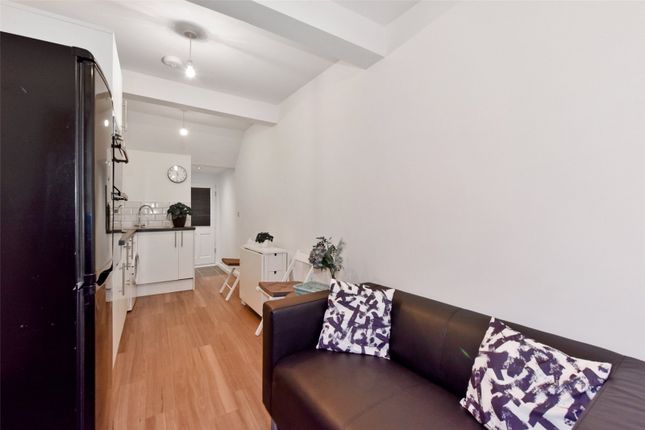 The Annex, 26, Hill Farm Road, Buckinghamshire photo 2