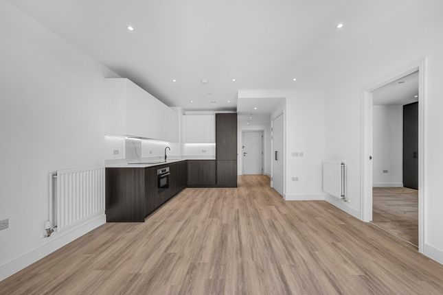 1-bed flat on 3, Everdene Path London, Springfield Park, £2,250/mo