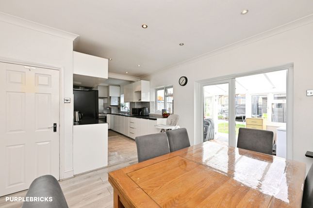 21, Lonsdale Avenue, Romford photo 2