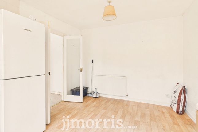 3 Tudor Close, Pembroke photo 4