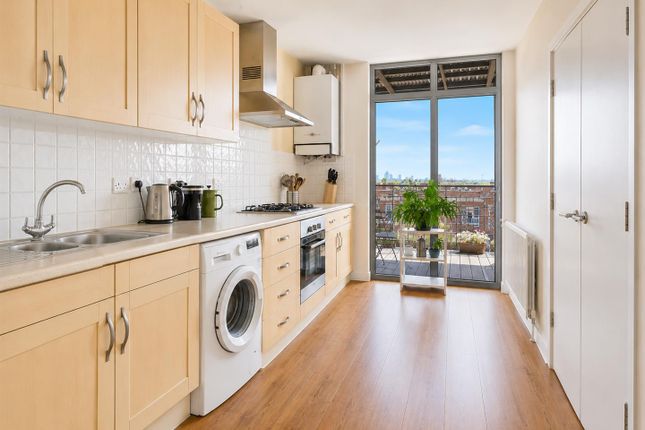 Flat 15, 1, The Roundway, London photo 4