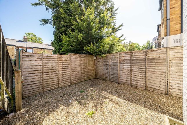 14, Beards Hill, Hampton photo 4