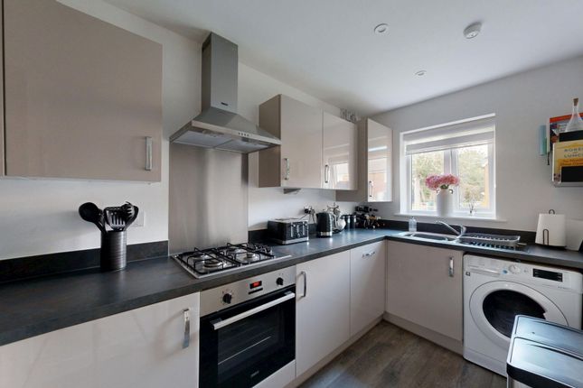 4 Valley Drive, Crawley photo 4