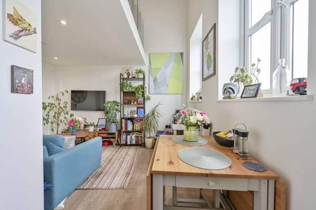 1-bed flat on Kingston Road, Wimbledon, £385,000