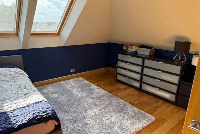 En Suite Room, 7, Queen Mary Close, Surbiton photo 4