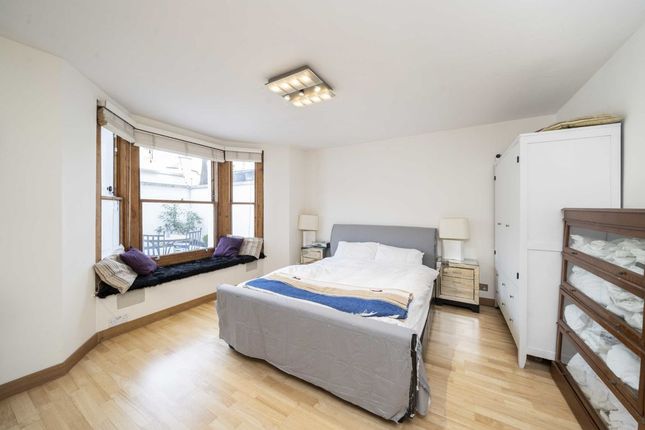 Flat for sale in Rossiter Road, London