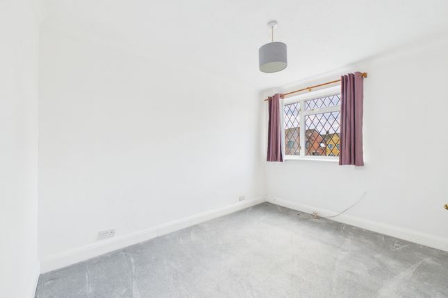 10 The Parade, Bourne End photo 3
