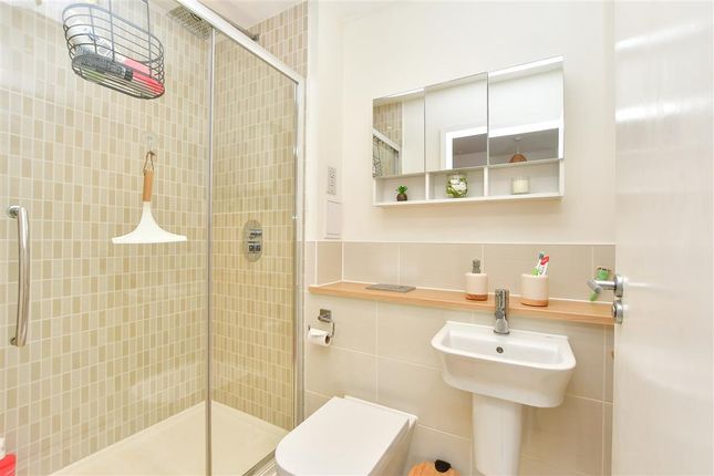 Flat for sale in Elliotts Way, Chatham, Kent