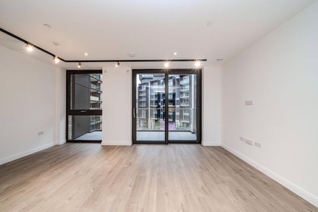Flat to rent in Sienna House, 250 City Road, London