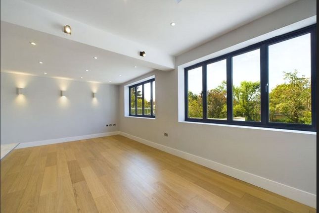 Flat 4 Nova House, Brondesbury Park, London photo 4