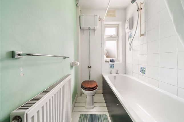 Flat for sale in Warwick Road, Thames Ditton