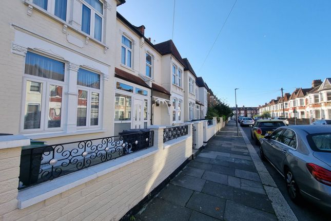 Flat to rent in Boundary Road, Turnpike Lane